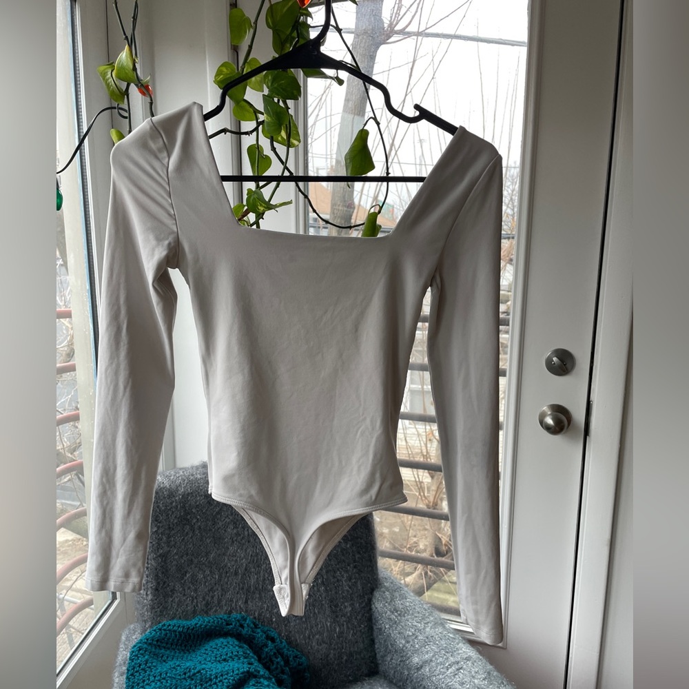 Aritzia Babaton Square Neck Contour Bodysuit in Matte Pearl XS Like New